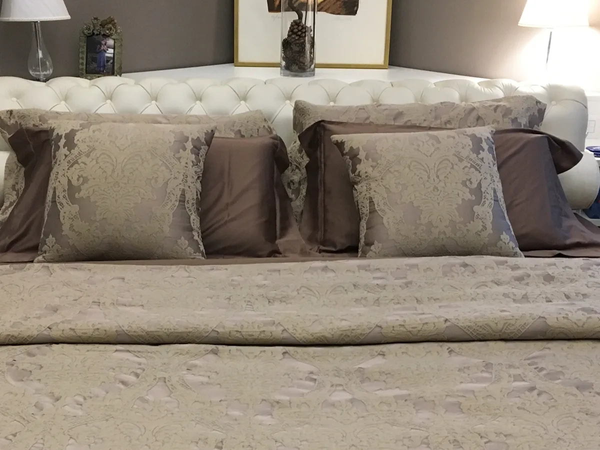 Camera da letto con biancheria e tende Nocenti Pierino